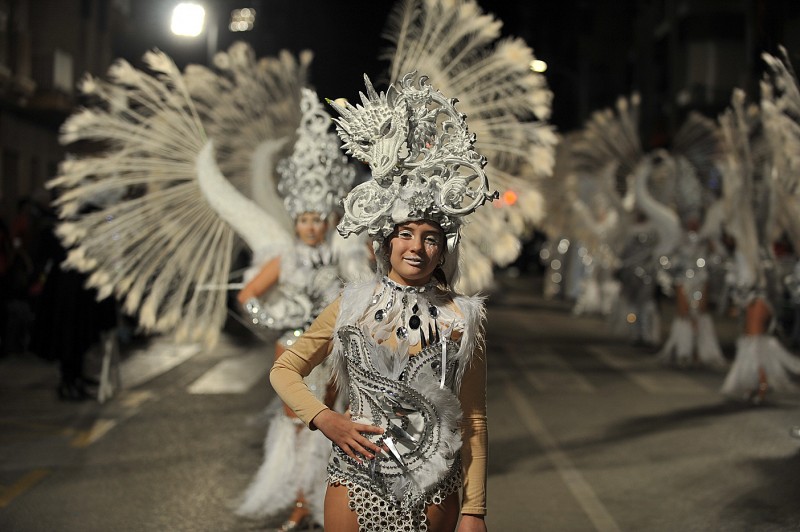 High tech glamour steals the show at Águilas carnival as external peñas parade