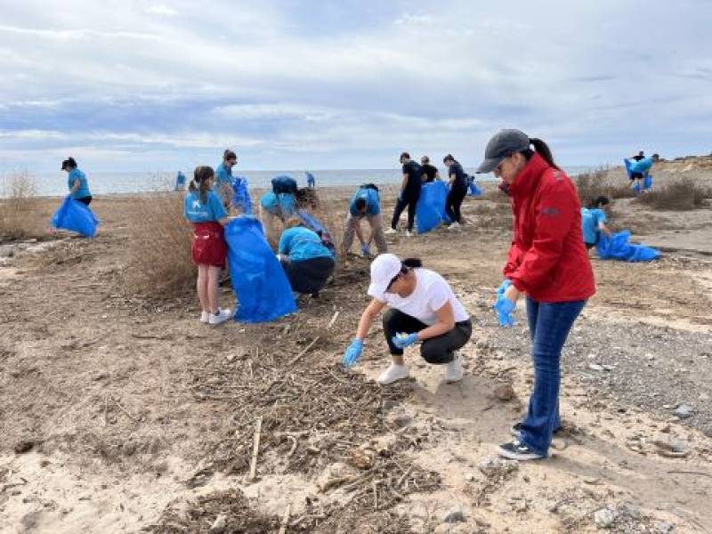 Aguilas school children clean the beach and learn about environmental responsibility