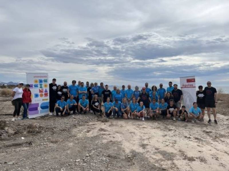 Aguilas school children clean the beach and learn about environmental responsibility