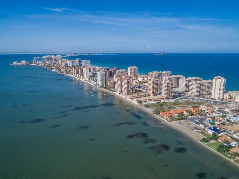 Swimming banned on several La Manga beaches after sewage spill from ship this Monday
