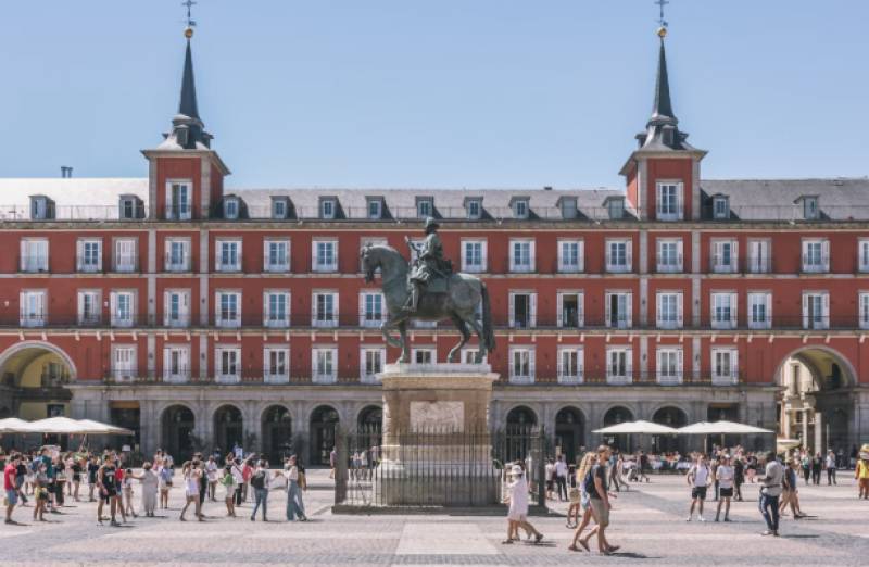 Easter bookings rise despite conflict concerns, but travel disruption clouds outlook in parts of Spain