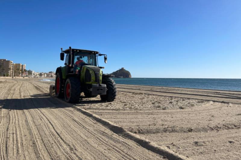 Águilas gets its beaches ready for the Easter rush with a big clean-up operation