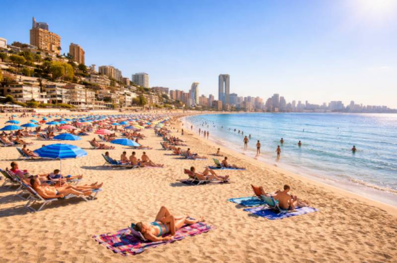 Push for a total ban on smoking on all Benidorm beaches this summer