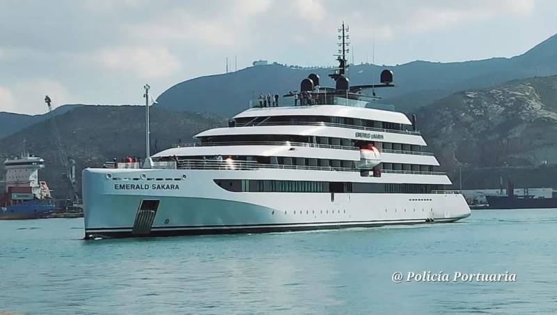 Cartagena welcomes two giant cruise ships and a luxury yacht in triple port call